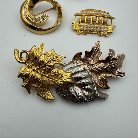 Vintage 70s 80s brooch pin lot Avon Gold Toned Craft Clip Bonus - Picture 2 of 9